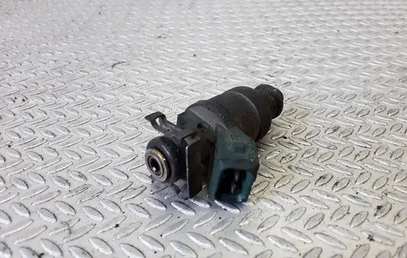 Skoda Octavia Mk1 (1U) Fuel injector 037906031AA