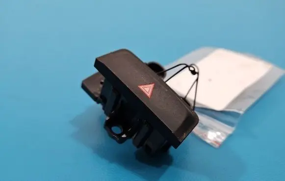 Maserati Quattroporte Hazard light switch 670071372 IMPRK1535668