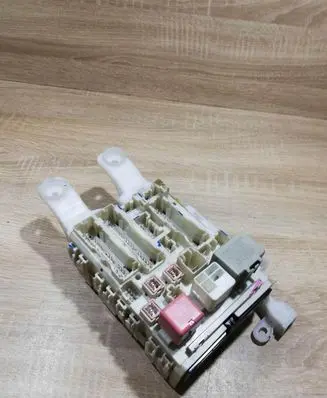 Toyota RAV 4 (XA30) Fuse module 8273042011 8C260364