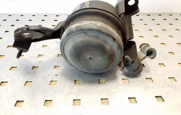 Toyota Avensis T250 Engine mount bracket