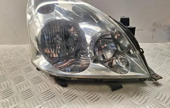 Toyota Corolla Verso AR10 Headlight/headlamp 811300F010
