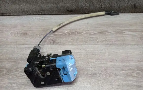 Volvo S80 Front door lock 8650546