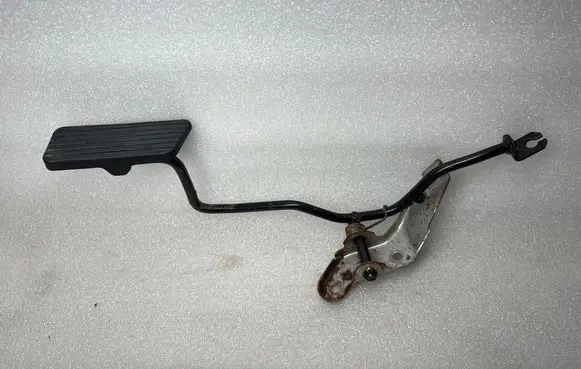 Mitsubishi Eclipse (D21A/D22A/D27A) Accelerator throttle pedal
