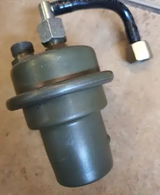 Audi 100 S4 C4 Fuel pressure regulator 0438170061 893133441