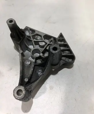 Volkswagen Golf V Engine mounting bracket