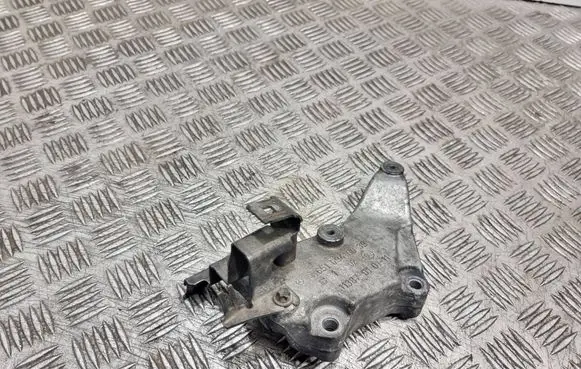 Engine mounting bracket