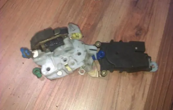 Subaru Forester SF Front door lock