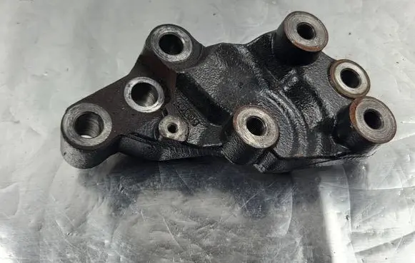 Engine mounting bracket