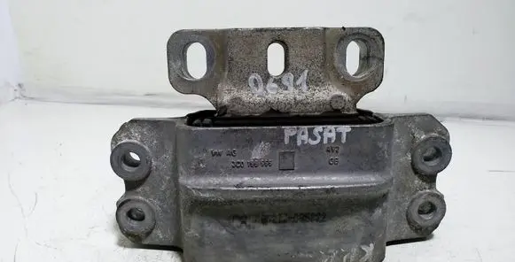 Volkswagen PASSAT B6 Engine mount bracket 3C0199555