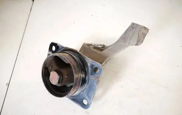 Suzuki SX4 Engine mount bracket