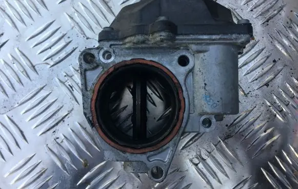 Volkswagen Golf V Throttle valve 03G128063A