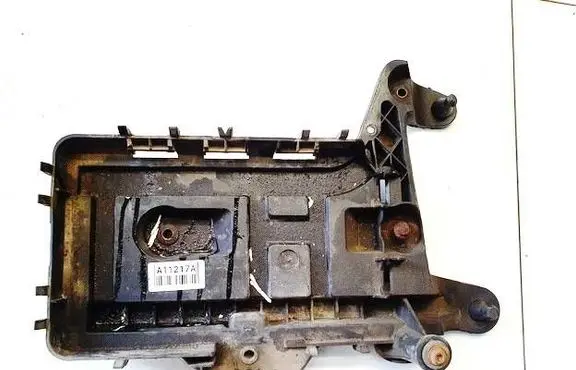 Volkswagen PASSAT B6 Battery box tray 1K0915333C