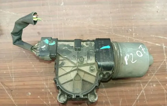 Peugeot 207 Wiper motor 0390241540
