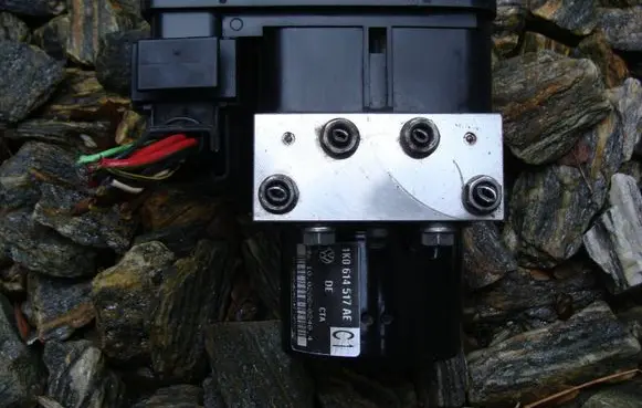 Volkswagen Golf V ABS Pump 1K0907379AC 00005305H0 10096003593