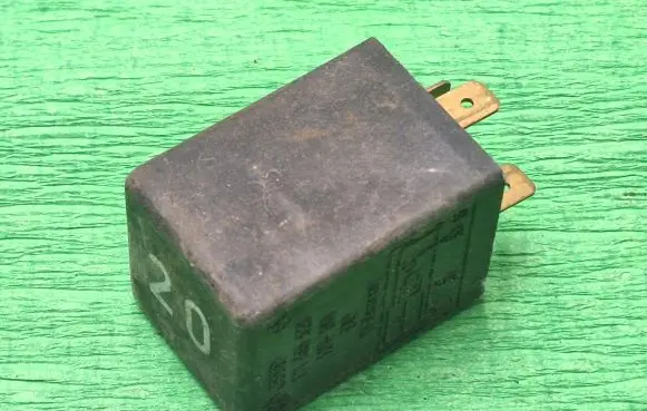 Volkswagen Golf II Other relay 171955529