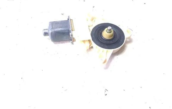 Mercedes-Benz C W204 Front door window regulator motor A2048200242