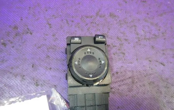 Volkswagen PASSAT B5 Wing mirror switch 