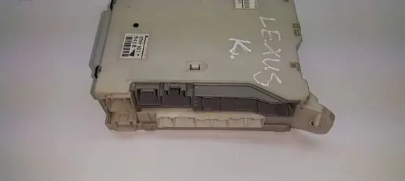Lexus IS 220D-250-350 Fuse module 8267253040 8273053050