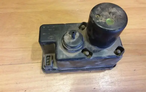 Audi 100 S4 C4 Central locking vacuum pump 443862257B