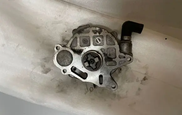 Volkswagen PASSAT B7 Vacuum pump 03L145100