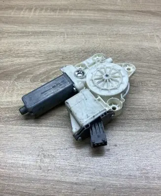 Toyota Avensis T250 Front door window regulator motor 6981005050 RIGHTSIDE