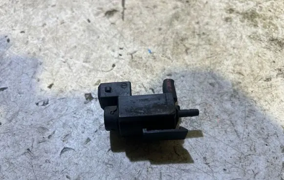 BMW 5 E39 Turbo solenoid valve 72234100