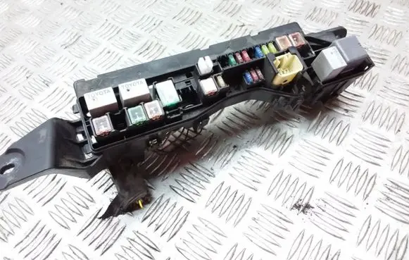 Toyota Corolla Verso AR10 Fuse module