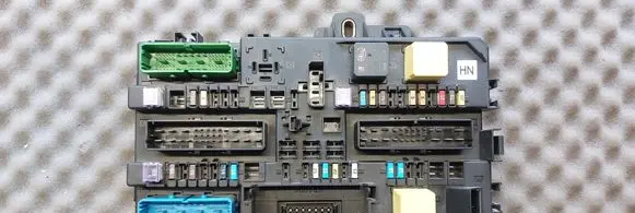 Opel Zafira B Fuse module 13220829 5DK00866943