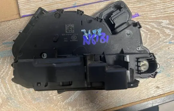 Skoda Fabia Mk3 (NJ) Front door lock 5tb837015a