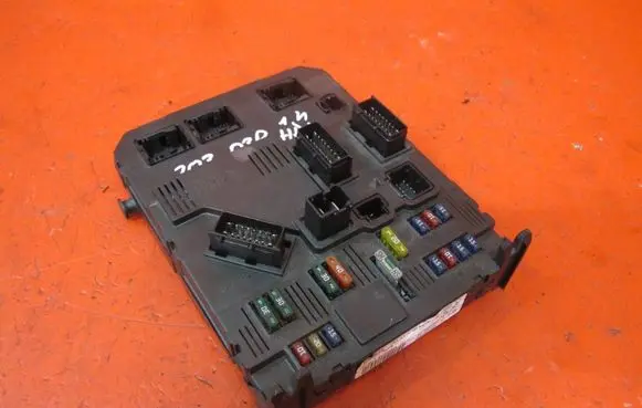 Peugeot 206 Fuse module 9649627780 S118085320