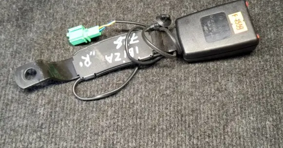Front seatbelt buckle
