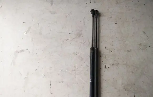 Skoda Octavia Mk1 (1U) Tailgate/trunk strut/damper 1U6827550E