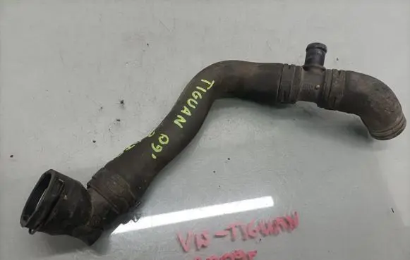 Volkswagen Tiguan Engine coolant pipe/hose
