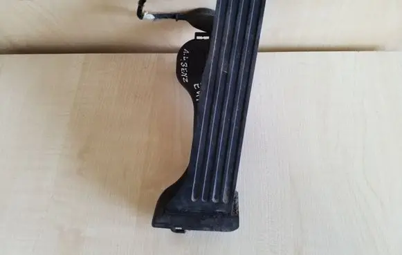 Volkswagen Golf V Accelerator throttle pedal 1K1721503L