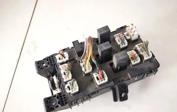 Toyota Avensis T220 Fuse box set 8273005020