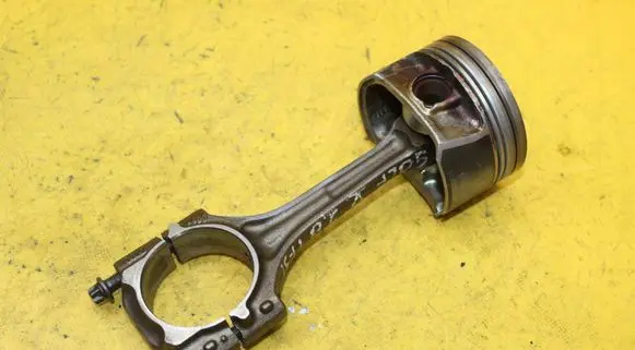 Volkswagen Golf V Piston with connecting rod