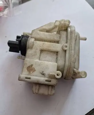 Volkswagen PASSAT B4 Central locking vacuum pump 357862153b