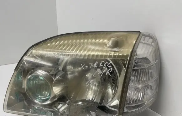 Nissan X-Trail T30 Headlight/headlamp E137510