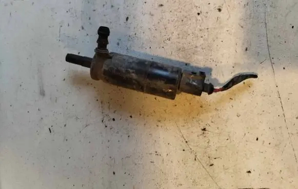 Volkswagen Golf V Headlight washer pump 3B7955681
