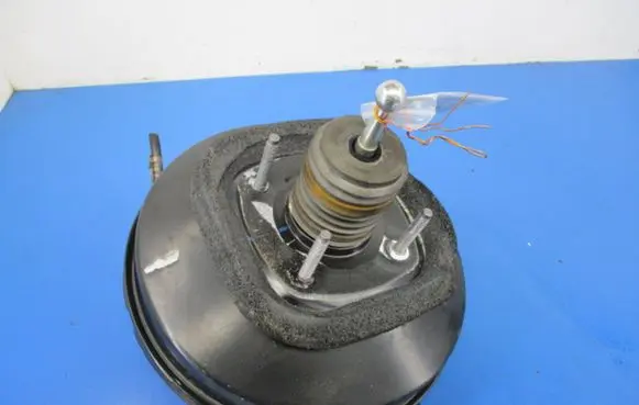 Peugeot 207 CC Brake booster 9681847980