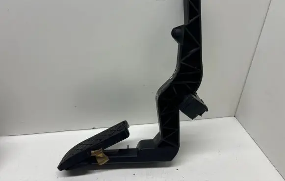 Volkswagen PASSAT B5 Accelerator throttle pedal 8D1721506