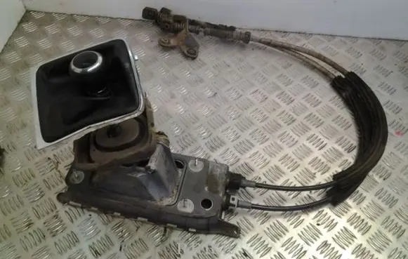 Volkswagen PASSAT B6 Gear shifter/selector 1K0711061A
