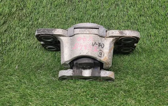 Volvo V70 Engine mount bracket 6G927M121AF