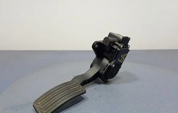 Nissan Altima Accelerator throttle pedal 180029HA0B