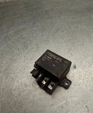 Mercedes-Benz C W203 Charging relay A0025423819 V23132A2001X14