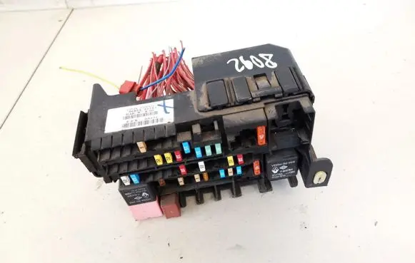 Renault Laguna III Fuse box set 8200758803