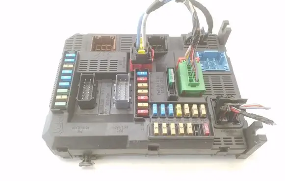 Peugeot 208 I Fuse module 9819850080
