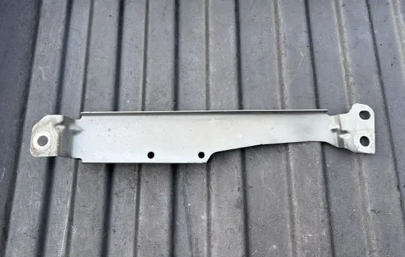 Fender mounting bracket