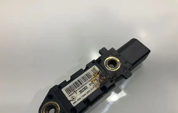 Mercedes-Benz CLS C219 Airbag deployment crash/impact sensor 0028201326 A0028201326