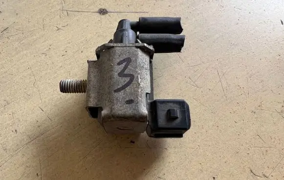 Mitsubishi Carisma Vacuum valve K5T48277